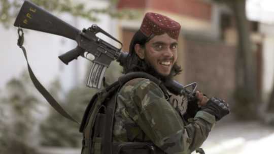 Bojovník Talibanu na hliadke v Kábule.