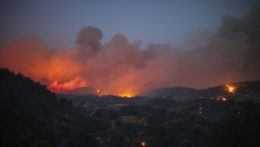Plamene lesného požiaru v tureckej dedine Cokertme.