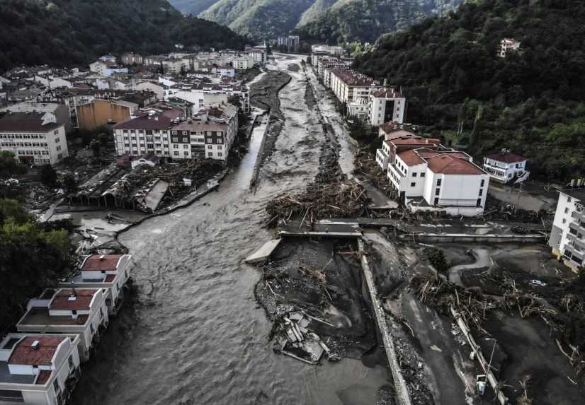Záplavy a zosuvy pôdy v Turecku majú už 38 obetí