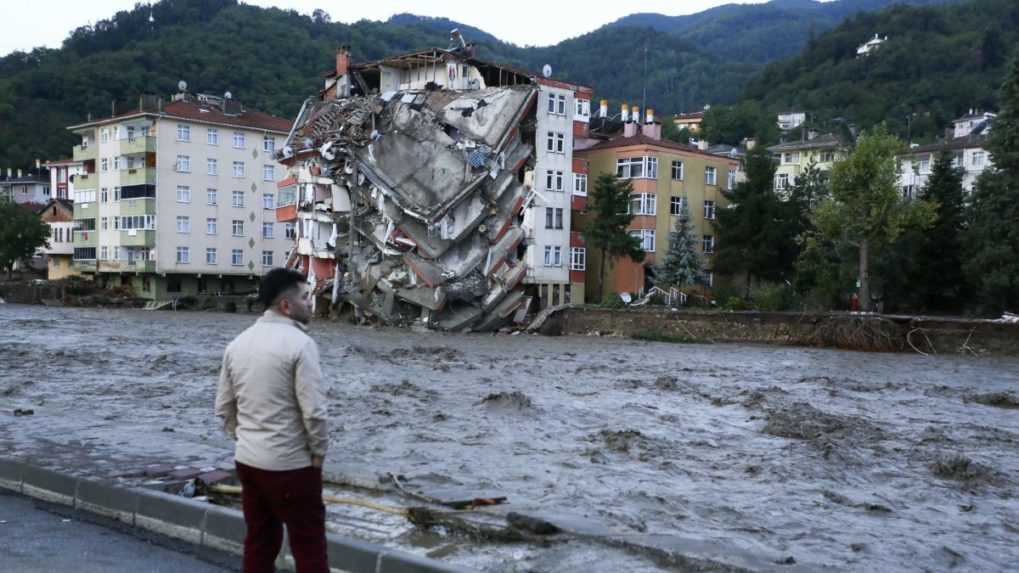 Záplavy v Turecku si vyžiadali už 9 životov. V krajine bojujú aj s rozsiahlymi požiarmi