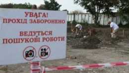 ľudia vykopávajú hroby na Ukrajine
