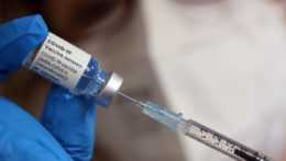 Zdravotníčka naťahuje vakcínu proti ochoreniu Covid-19 od spoločnosti Johnson & Johnson.