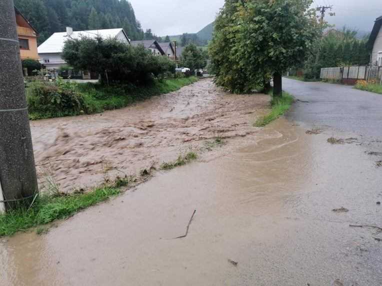 Niektorým okresom hrozia povodne, varuje SHMÚ