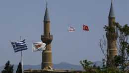 Zástavy Grécka, Cypru, Severného Cypru a Turecka v Nikózii.