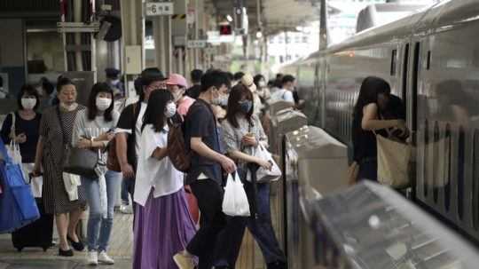Ľudia na vlakovej stanici v Tokiu.
