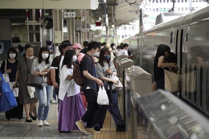 Útočník v prímestskom vlaku v Tokiu pobodal niekoľko ľudí