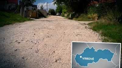 Obyvatelia vo Vrbovom čakajú už 20 rokov na vybudovanie asfaltovej cesty