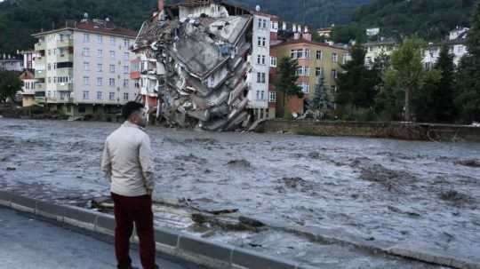 Muž sa pozerá na valiacu sa vodu v tureckom meste Bozkurt.