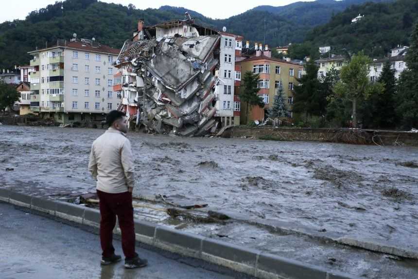 Záplavy a zosuvy pôdy v Turecku už majú 27 obetí