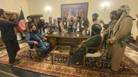 Bojovníci islamistického hnutia Taliban v prezidentskom paláci v Kábule.