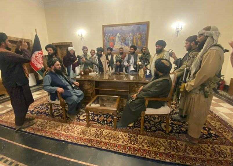 Nad prezidentským palácom v Kábule veje na 20. výročie útokov vlajka Talibanu