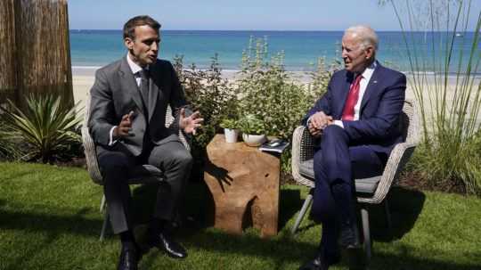 Americký prezident Joe Biden a francúzsky prezident Emmanuel Macron.