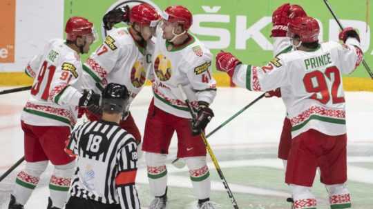 Hokejisti Bieloruska sa tešia z gólu.