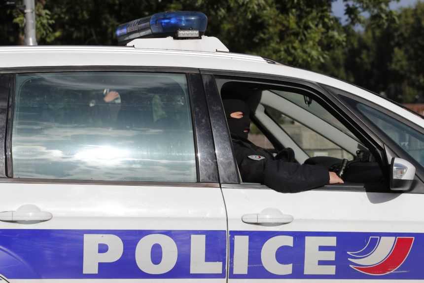 Policajtka vo Francúzsku použila zo žartu na kolegu elektrický paralizér, spôsobila haváriu