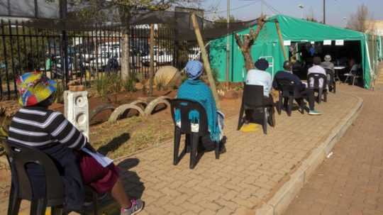 Ľudia v Juhoafrickej republike čakajúci na očkovanie