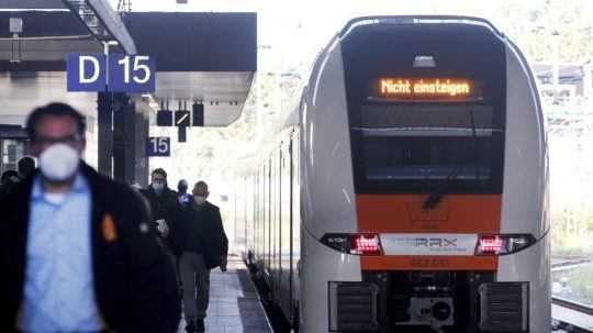 Pasažieri kráčajú na nástupišti pri vlaku nemeckej spoločnosti Deutsche Bahn (DB).