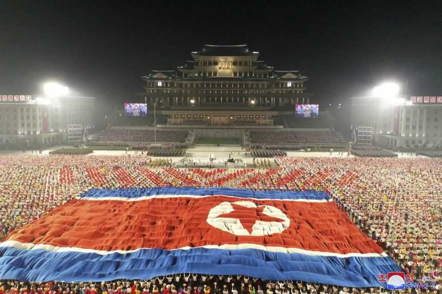 V severokórejskom Pchjongjangu bola vojenská prehliadka. Namiesto rakiet ukázali traktory