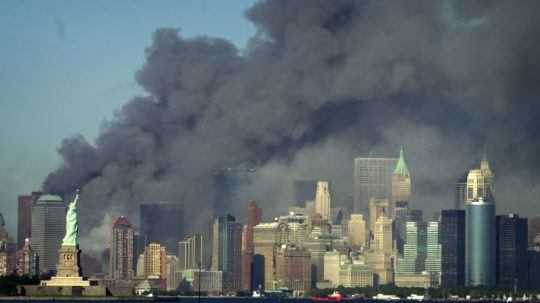 Dym nad New Yorkom po útokoch.