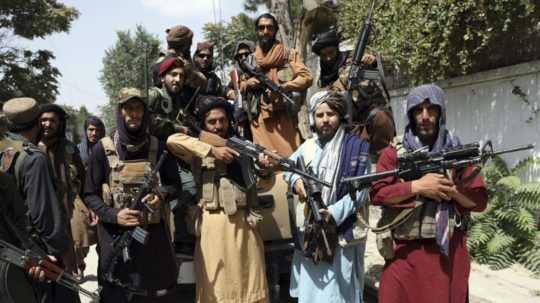 Bojovníci Talibanu pózujú počas hliadkovania na ulici v Kábule.