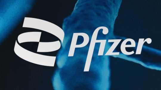logo Pfizeru na sídle spoločnosti v New Yorku