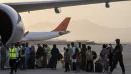 Ľudia nastupujú na palubu lietadla Qatar Airways
