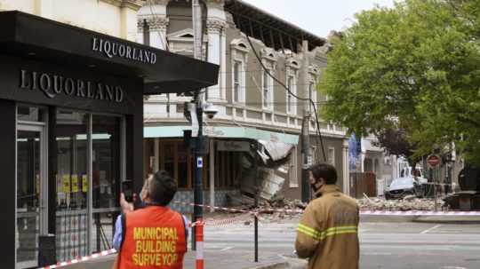 Pohotovostní pracovníci skúmajú poškodenie budov po zemetrasení v Melbourne