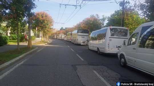kolóna autobusov pred úradom vlády