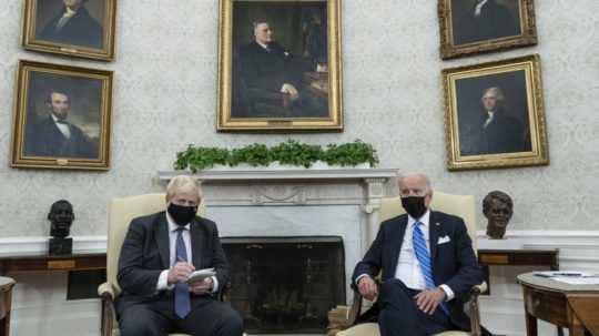 britský premiér Boris Johnson a americký prezident Joe Biden na stretnutí v Oválnej pracovni Bieleho domu