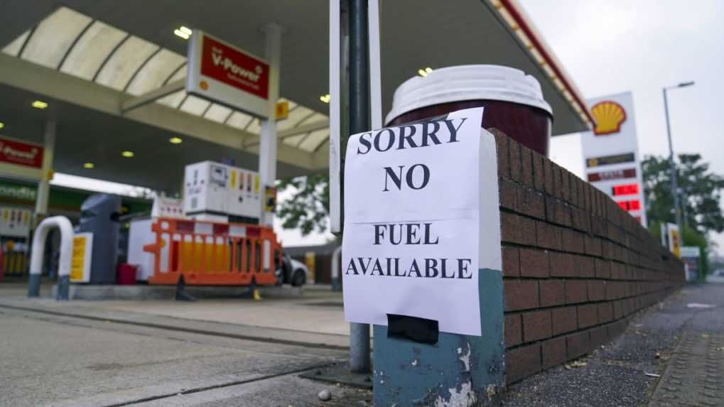 V Británii bojujú s nedostatkom benzínu, ľudia sú frustrovaní