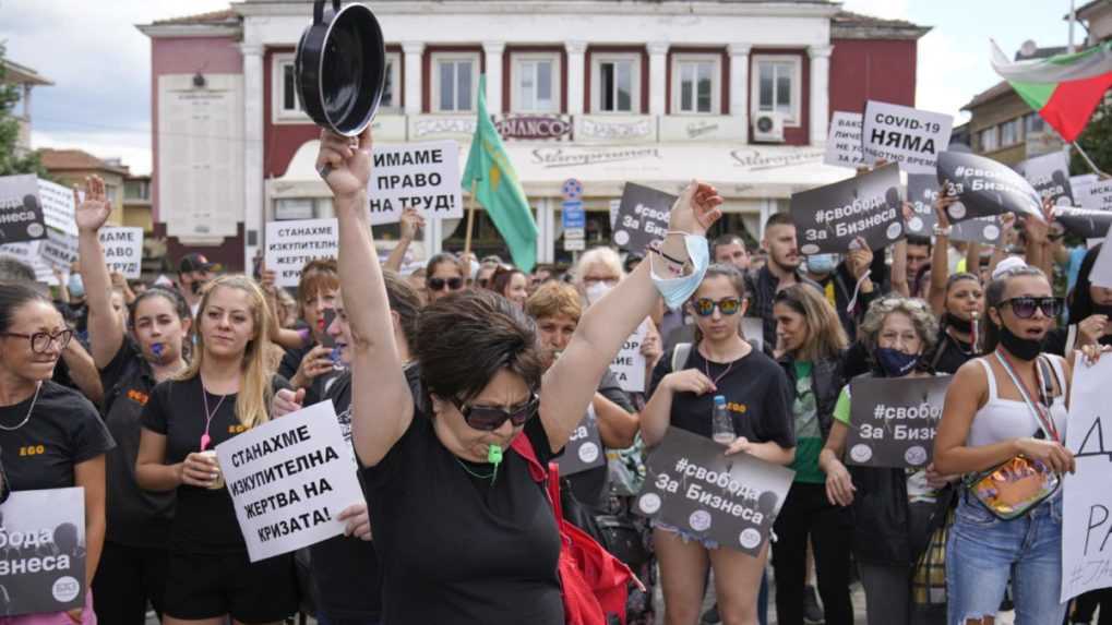 V bulharskej Sofii protestovali stovky ľudí proti sprísneným pandemickým opatreniam