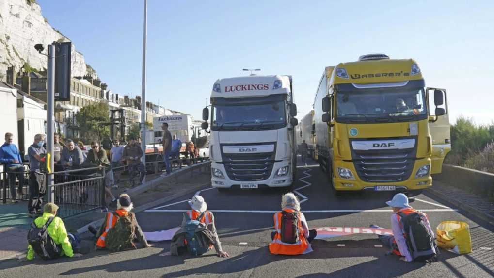 Britská polícia zadržala desiatky aktivistov, ktorí blokovali prístav v Doveri