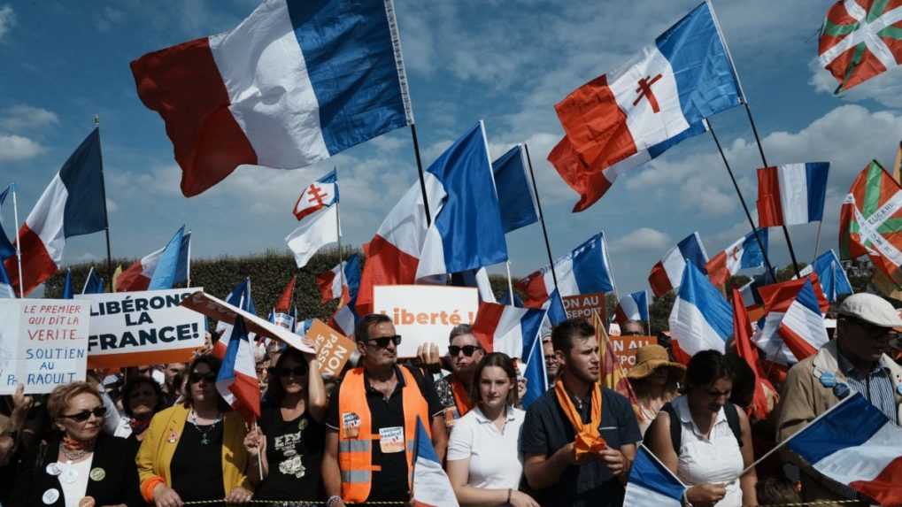 Francúzi opäť protestovali proti covidovým pasom