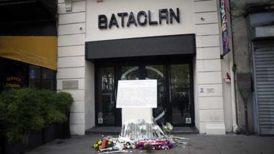 Kvety pred pamätníkom obetí teroristického útoku v Paríži v novembri 2015.