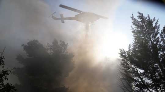 vrtuľník vypúšťa vodnú nádrž na požiar