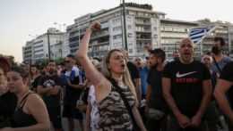 protestujúci proti očkovaniu v Grécku