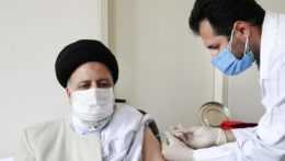Iránsky prezident Ebráhím Raísí dostáva prvú dávku vakcíny proti koronavírusu