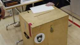 Volebná urna vo volebnej miestnosti počas parlamentných volieb na Islande