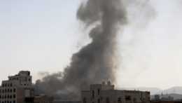 Dym po bombardovaní letiska v Saná.