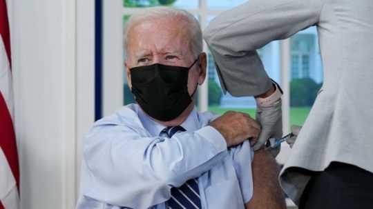 Americký prezident Joe Biden dostáva očkovanie.