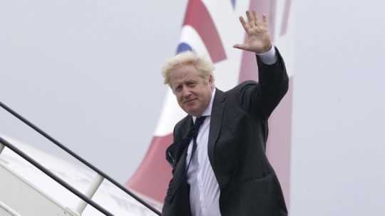 britský premiér Boris Johnson nastupuje do lietadla