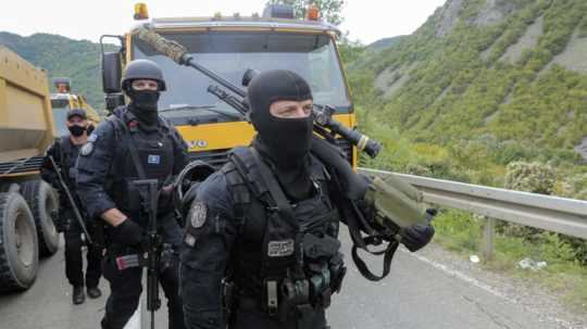 kosovskí policajti pri srbsko-kosovskej hranici v obci Jarinje.