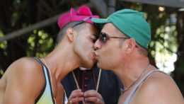 dvaja Kubánci sa bozkávajú