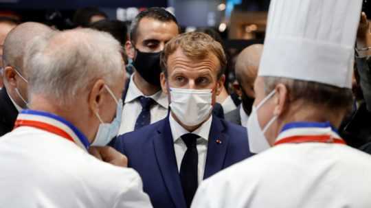 francúzsky prezident Emmanuel Macron počas gastronomického veľtrhu v Lyone