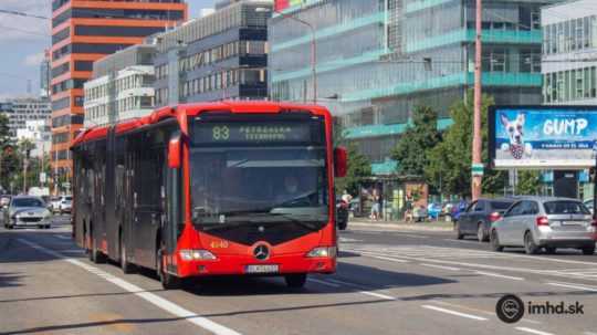 Autobus mestskej hromadnej dopravy v Bratislave.
