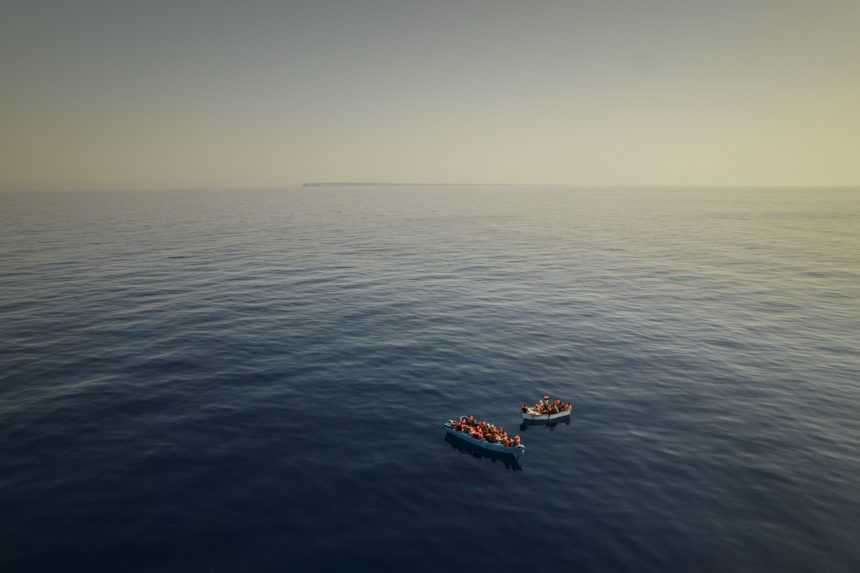 Na ostrov Lampedusa prišli na lodiach stovky utečencov