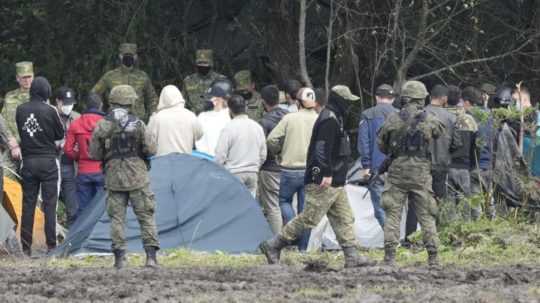 Poľské bezpečnostné sily blokujú migrantom vstup do krajiny