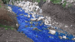 Modrá voda v potoku v Košeckom Podhradí.