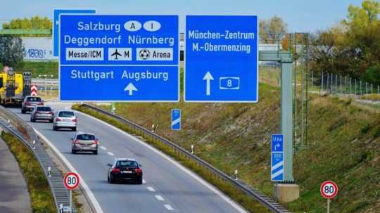 autá na diaľnici v Nemecku
