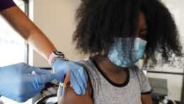 Afroameričanka sa necháva zaočkovať proti covidu