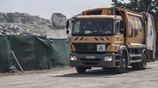vozidlo bratislavského mestského podniku Odvoz a likvidácia odpadu